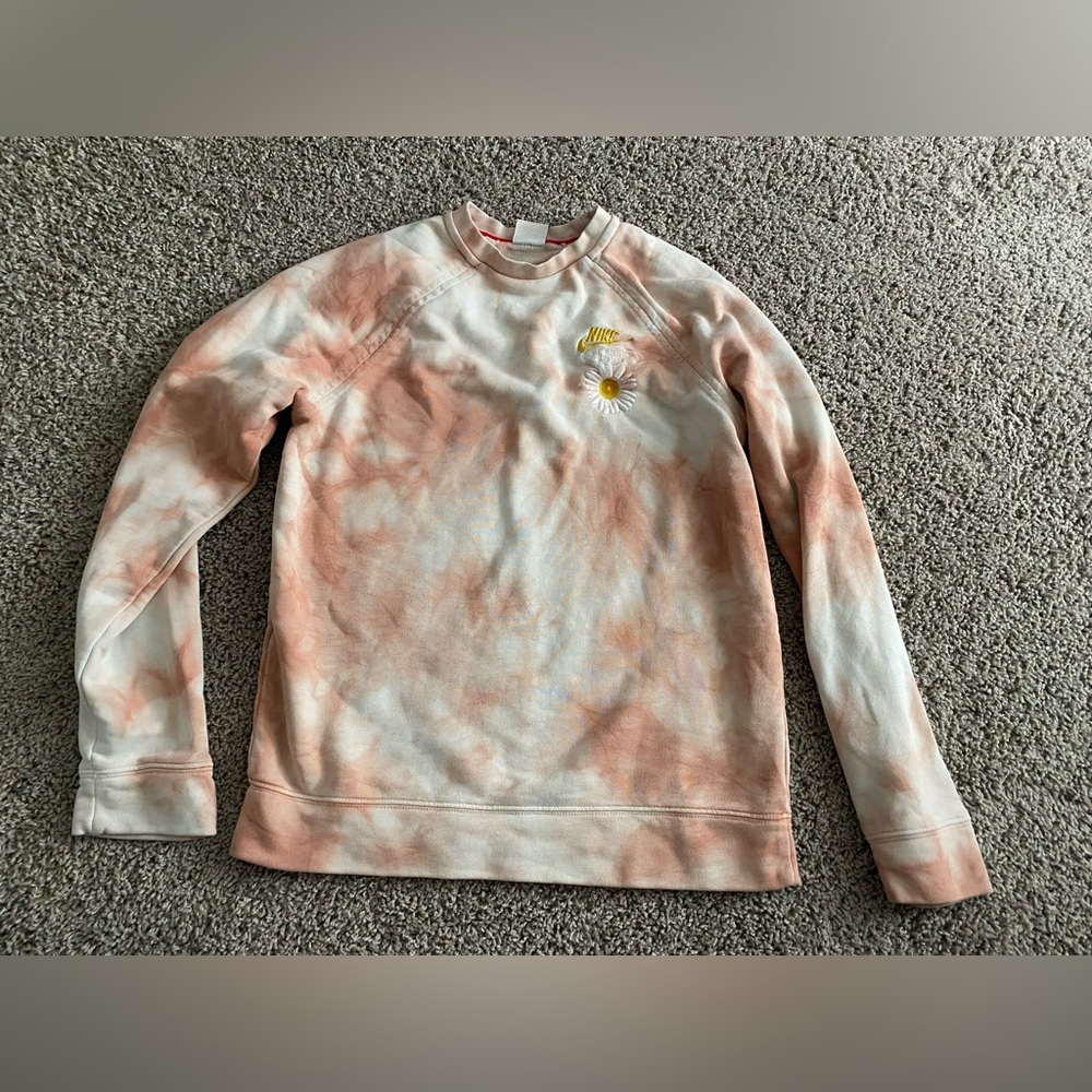 Orange tie dye Nike pullover with embroidered daisy 🌼